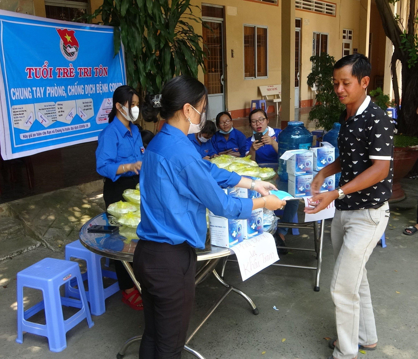 ĐVTN phát khẩu trang cho người dân