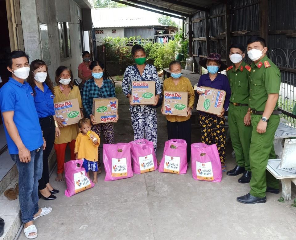 Tặng quà cho bà con khó khăn