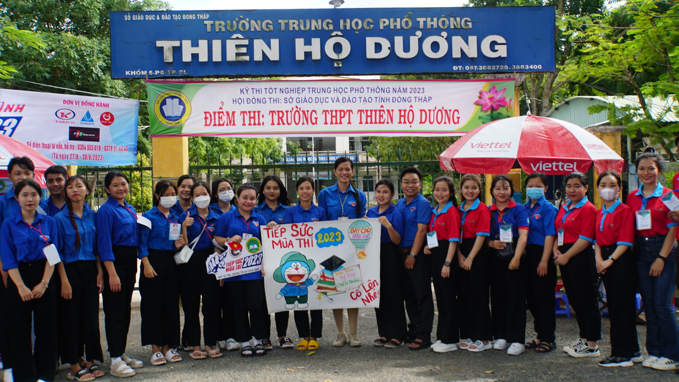 Cô Tâm cùng các bạn tình nguyện viên hỗ trợ tại điểm thi trường THPT Thiên Hộ Dương. Ảnh: Hòa Hội