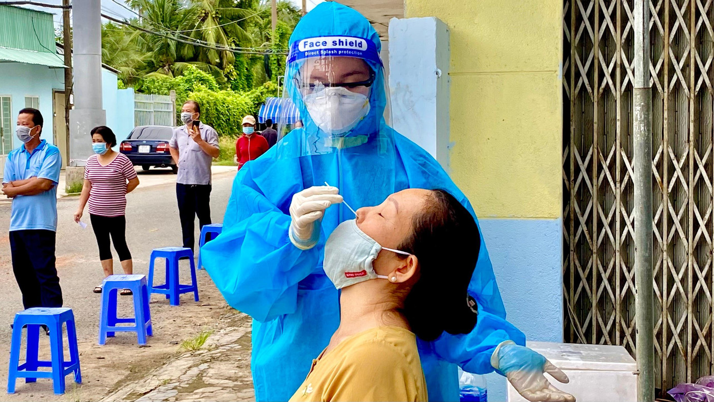 Nguyễn Mai Lan Huệ đang lấy mẫu cho người dân quận Bình Thủy, TP Cần Thơ.- Ảnh: NVCC