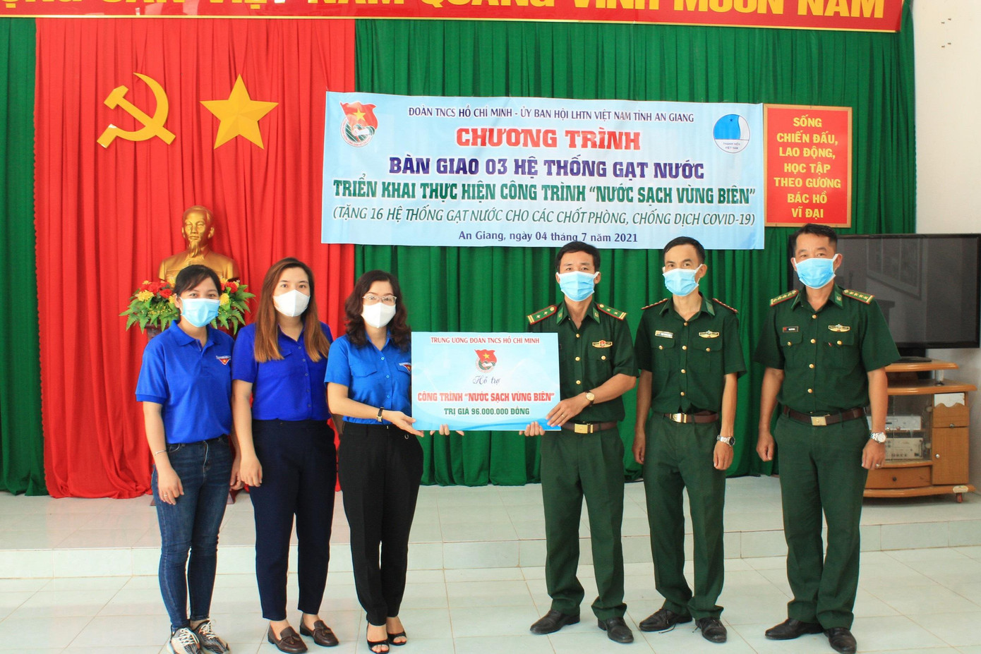 Tỉnh đoàn An Giang trao tặng 16 hệ thống gạt nước cho các chốt phòng chống dịch COVID -19 ở biên giới. Ảnh: TĐ AG