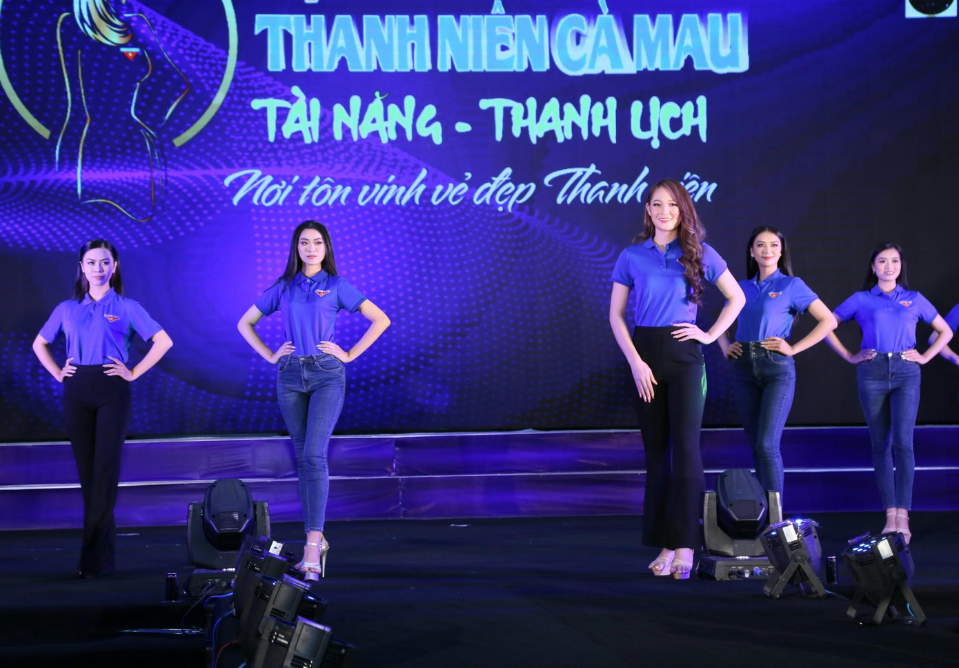 Thí sinh trình diễn trang phục áo Đoàn. - Ảnh: Minh Trung Thí sinh trình diễn trang phục áo Đoàn. - Ảnh: Minh Trung