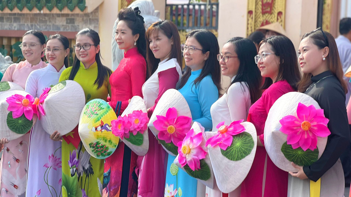 Các bạn trẻ duyên dáng với tà áo dài họa tiết sen.