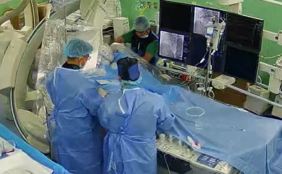 Các bác sĩ BV Đa khoa Cần Thơ can thiệp bít lỗ thông liên nhĩ qua da.