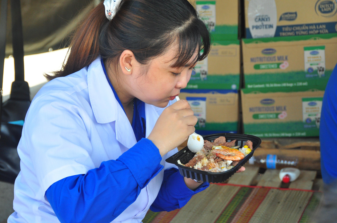 12 giờ trưa, xong ca trực, các bạn tình nguyện viên ăn vội hộp cơm