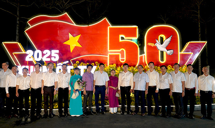 Lãnh đạo tỉnh Đồng Tháp cùng đại biểu tham quan, chụp ảnh lưu niệm tại tiểu cảnh trong đường hoa xuân.