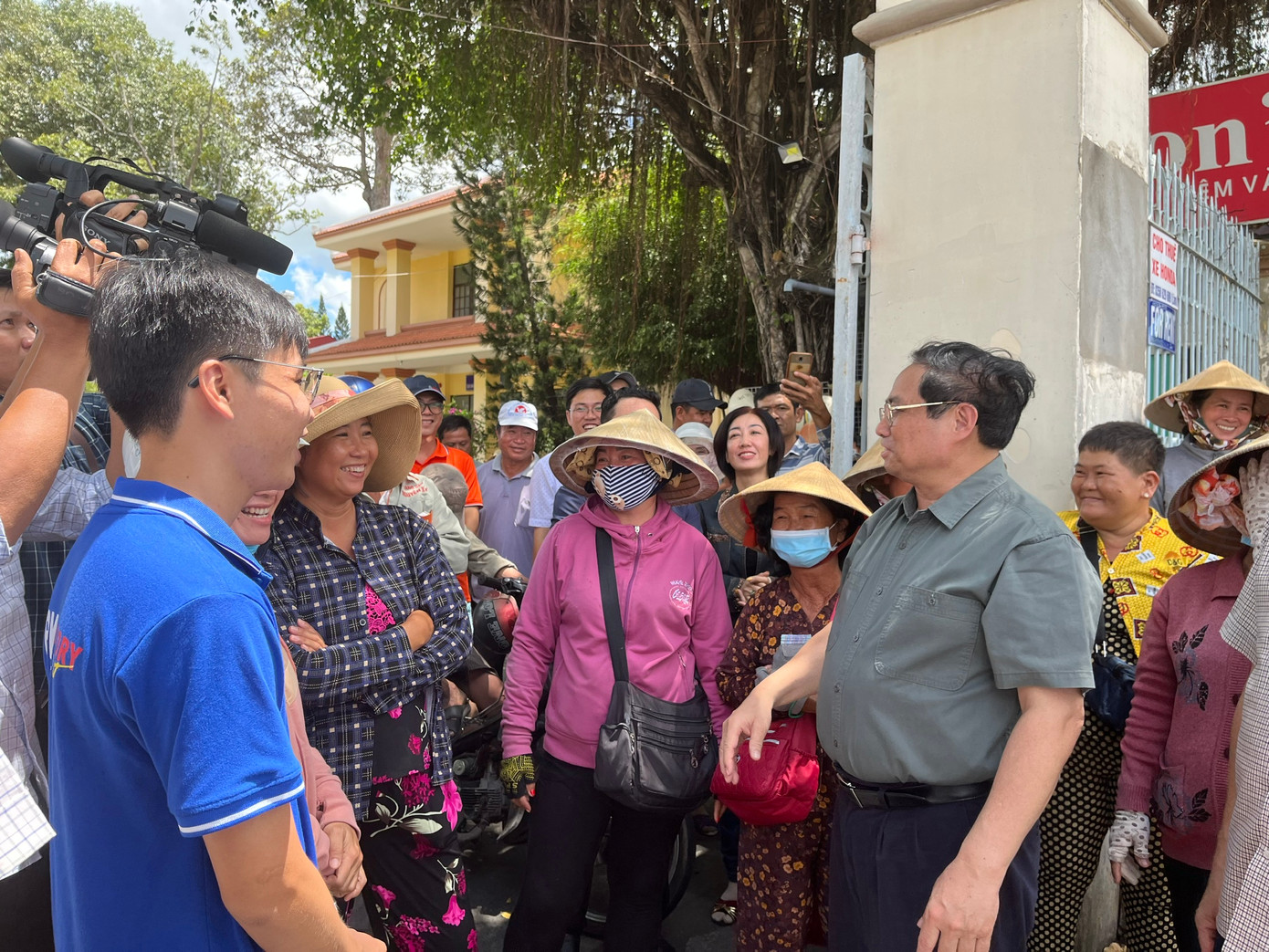 Thủ tướng Phạm Minh Chính gặp gỡ và trao đổi với người dân tỉnh Vĩnh Long. Ảnh: Xuân Tươi Thủ tướng Phạm Minh Chính gặp gỡ và trao đổi với người dân tỉnh Vĩnh Long. Ảnh: Xuân Tươi
