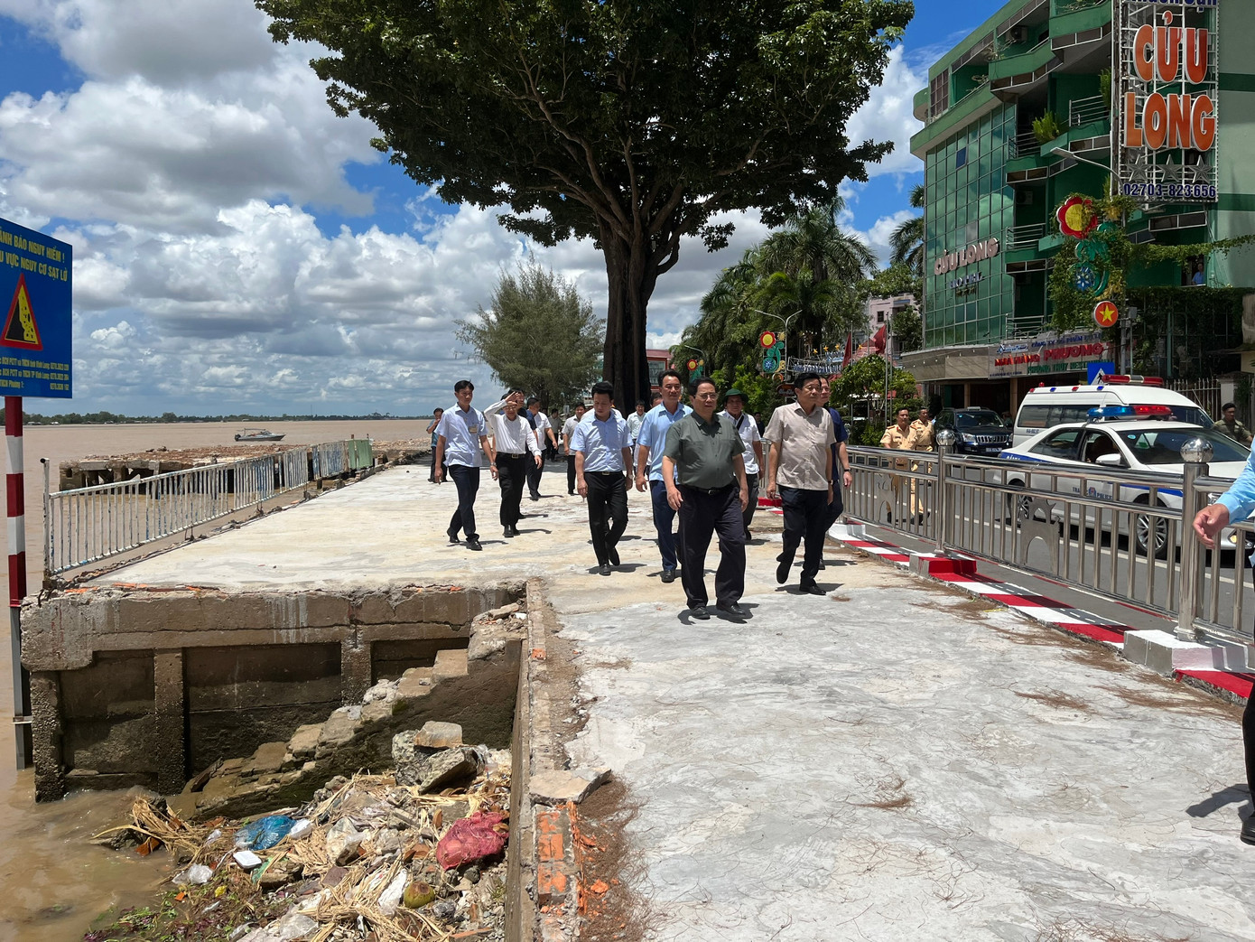 Thủ tướng Phạm Minh Chính kiểm tra tình hình sạt lở tại bờ kè sông Tiền, đoạn qua phường 1, TP Vĩnh Long. Ảnh: Xuân Tươi Thủ tướng Phạm Minh Chính kiểm tra tình hình sạt lở tại bờ kè sông Tiền, đoạn qua phường 1, TP Vĩnh Long. Ảnh: Xuân Tươi