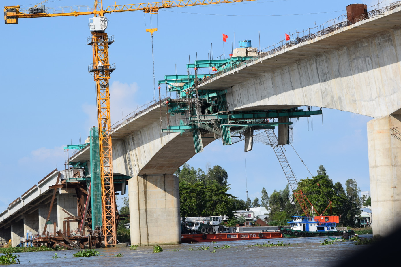 Những công đoạn cuối cùng để nối nhịp cầu Châu Đốc.