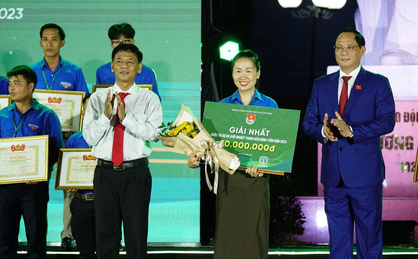 Phó Chủ tịch Quốc hội Trần Quang Phương cùng Bí thư Tỉnh ủy Sóc Trăng Lâm Văn Mẫn trao giải nhất cho thí sinh Trần Thị Dịu, tỉnh Đắk Nông. Ảnh: Hòa Hội Phó Chủ tịch Quốc hội Trần Quang Phương cùng Bí thư Tỉnh ủy Sóc Trăng Lâm Văn Mẫn trao giải nhất cho thí sinh Trần Thị Dịu, tỉnh Đắk Nông. Ảnh: Hòa Hội