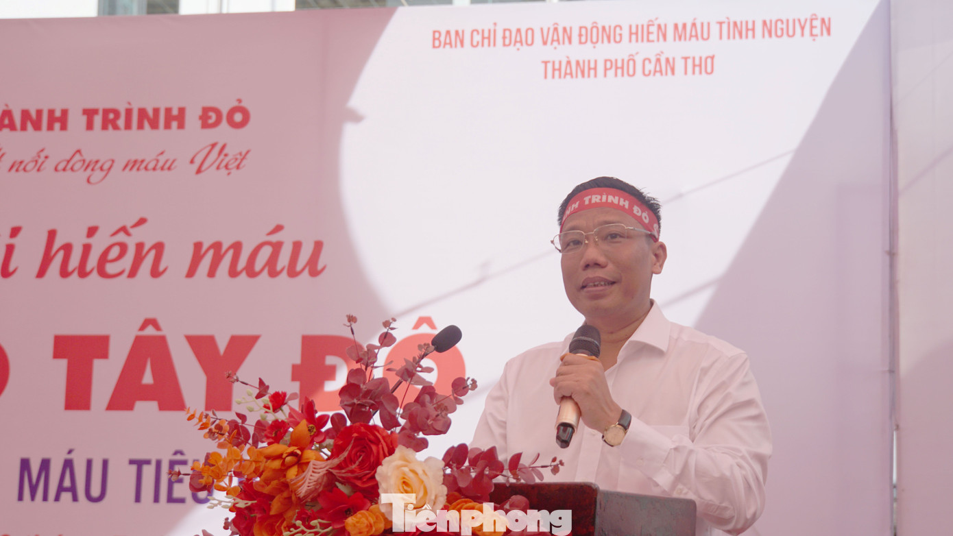 Ông Nguyễn Thực Hiện, Phó Chủ tịch UBND TP Cần Thơ cho rằng: “Hiến máu hiện nay không còn là phong trào chung mà trở thành nhiệm vụ của các cấp, các ngành và trách nhiệm của toàn xã hội. Hiến máu cứu người đã lan tỏa đến toàn dân, nhiều cá nhân và hộ gia đình có thành tích xuất sắc trong phong trào hiến máu; nhiều cá nhân đã hiến máu hàng chục lần”. Ảnh: Hòa Hội
