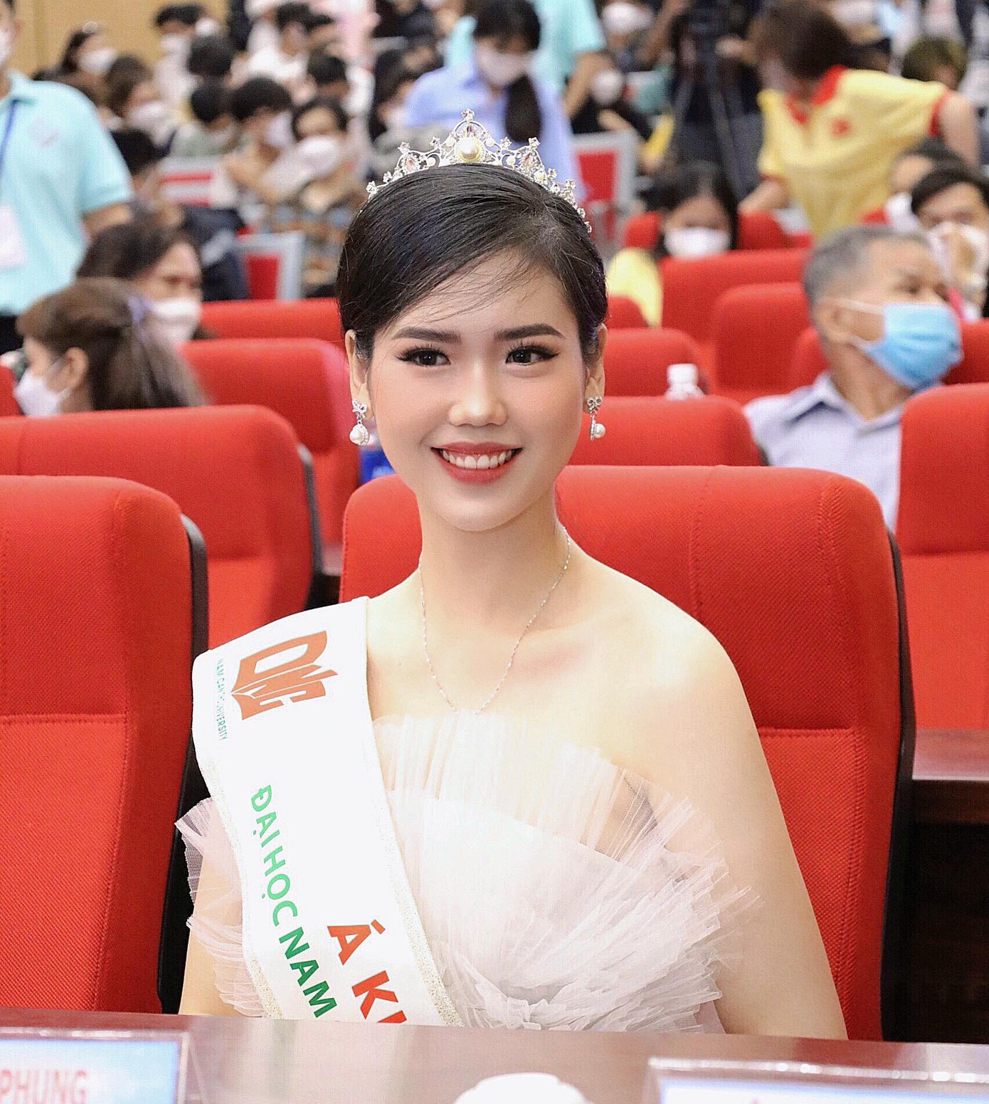 Với ngôi vị quán quân của cuộc thi, Mỹ Phụng cho biết, trong thời gian tới sẽ còn học hỏi thêm rất nhiều từ những người anh, người chị đã có kinh nghiệm dẫn các chương trình của trường, và xa hơn để bản thân mình sẽ trở thành một người MC thực thụ. Với ngôi vị quán quân của cuộc thi, Mỹ Phụng cho biết, trong thời gian tới sẽ còn học hỏi thêm rất nhiều từ những người anh, người chị đã có kinh nghiệm dẫn các chương trình của trường, và xa hơn để bản thân mình sẽ trở thành một người MC thực thụ.