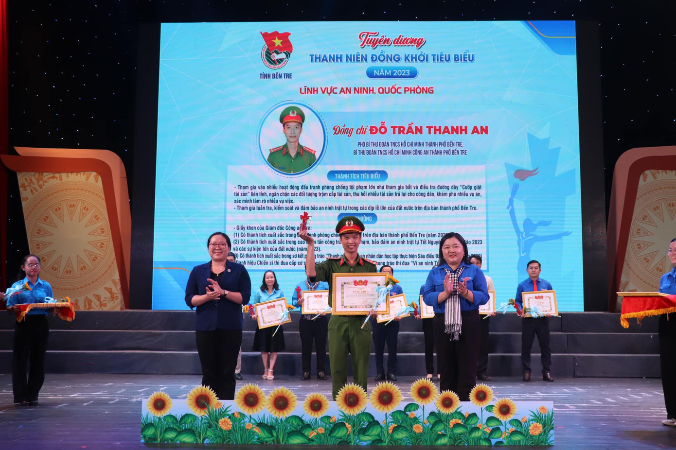 Vinh danh thanh niên Đồng khởi tiêu biểu Vinh danh thanh niên Đồng khởi tiêu biểu