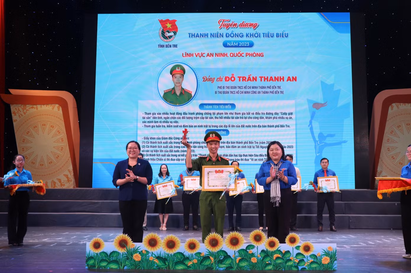 Vinh danh thanh niên Đồng khởi tiêu biểu Vinh danh thanh niên Đồng khởi tiêu biểu
