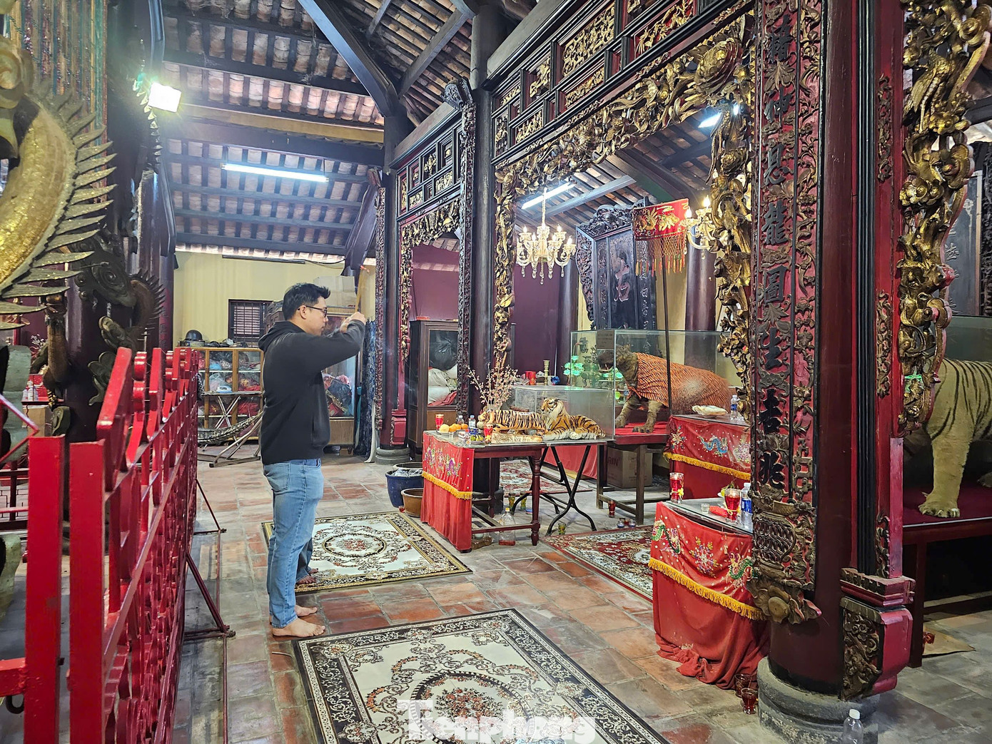 Người dân chiêm bái, cầu nguyện tại đình. Ảnh: Hòa Hội.