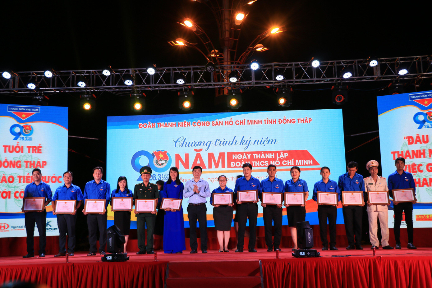 Ông Phạm Thiện Nghĩa, Chủ tịch UBND tỉnh Đồng Tháp tặng bằng khen cho cán bộ Đoàn Ông Phạm Thiện Nghĩa, Chủ tịch UBND tỉnh Đồng Tháp tặng bằng khen cho cán bộ Đoàn