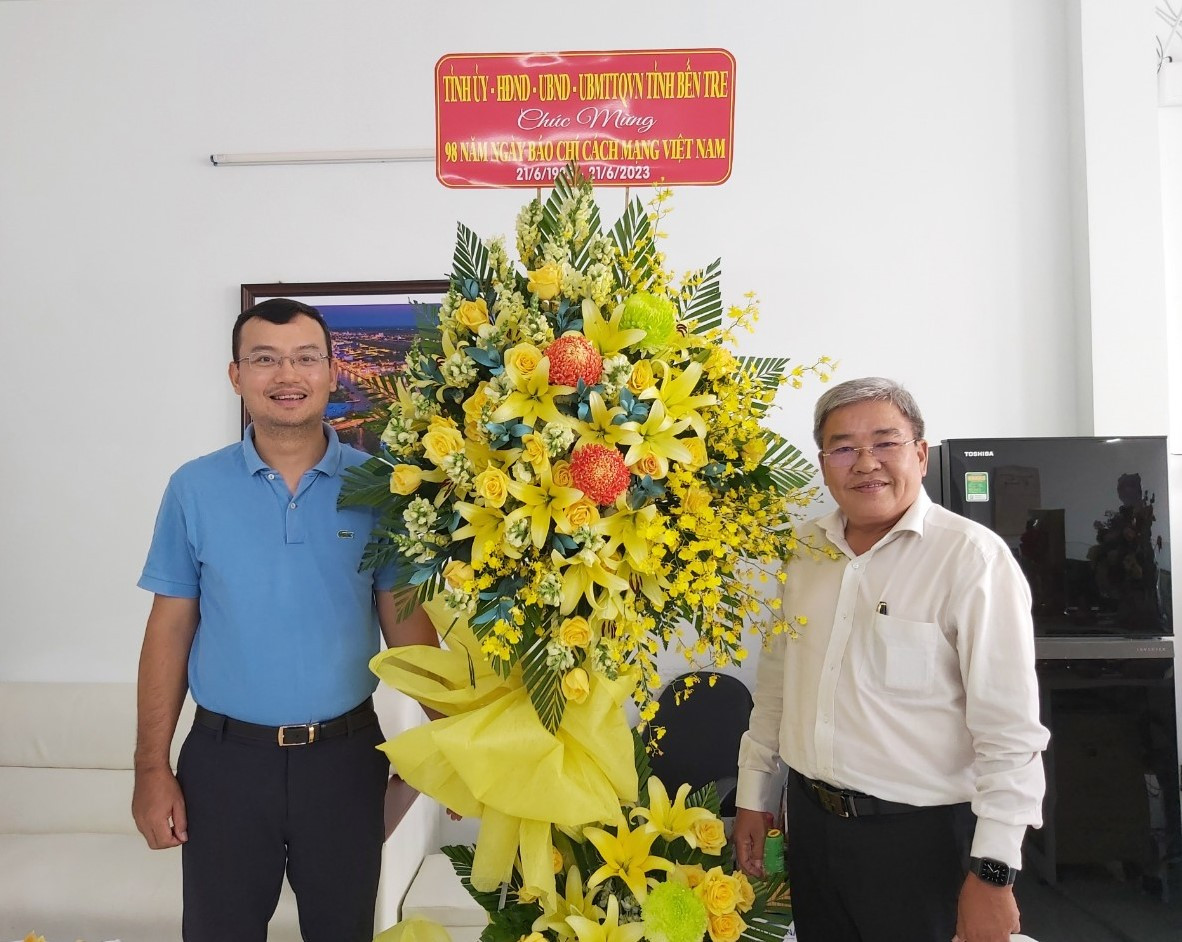 Ông Trịnh Minh Châu, Giám đốc Sở TT&amp;TT Bến Tre (bên phải) cùng nhà báo Nguyễn Ngọc Tiến – Trưởng Ban Thời sự - Nội chính, Phụ trách Văn phòng đại diện báo Tiền Phong tại ĐBSCL. Ảnh: An Bình.