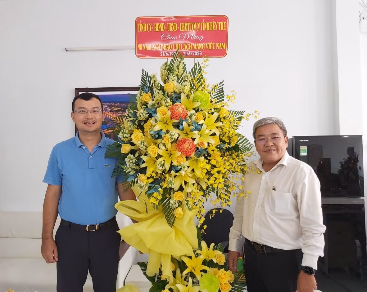 Ông Trịnh Minh Châu, Giám đốc Sở TT&amp;TT Bến Tre (bên phải) cùng nhà báo Nguyễn Ngọc Tiến – Trưởng Ban Thời sự - Nội chính, Phụ trách Văn phòng đại diện báo Tiền Phong tại ĐBSCL. Ảnh: An Bình.