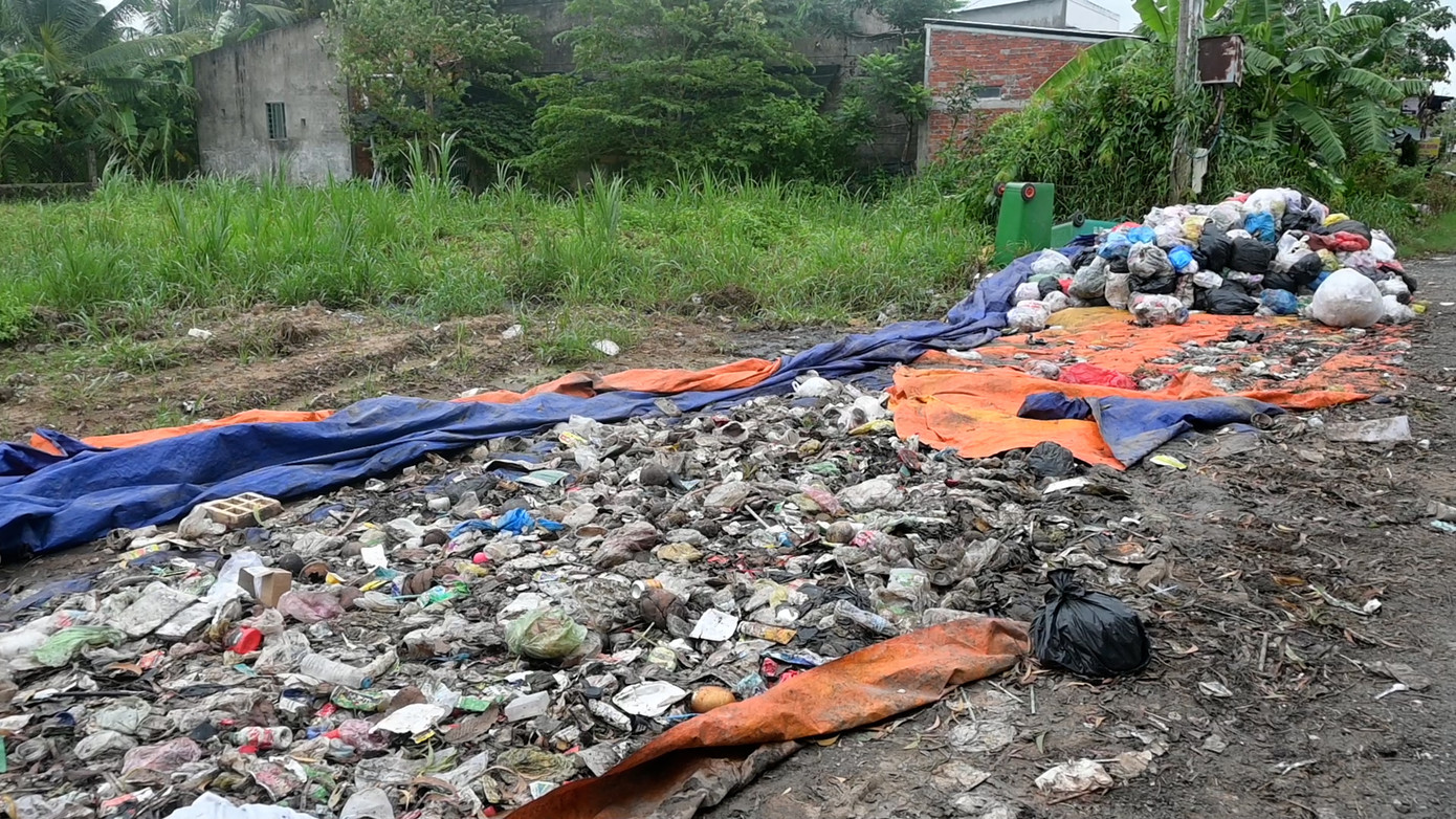 Rác tập kết tại trạm trung chuyển chờ chở đi trên địa bàn TP Bến Tre. Rác tập kết tại trạm trung chuyển chờ chở đi trên địa bàn TP Bến Tre.