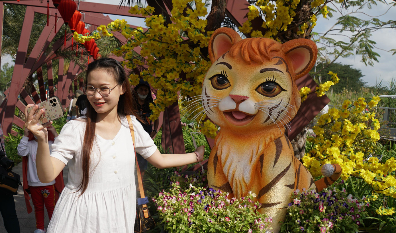 Bạn trẻ lưu lại kỷ niệm với 'bé hổ dễ thương'. - Ảnh: Hòa Hội