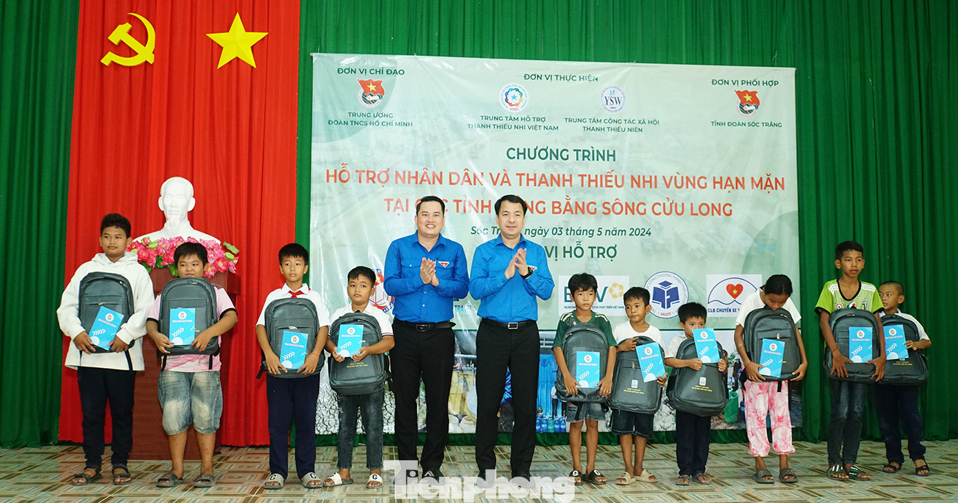 Bí thư Trung ương Đoàn tặng quà cho học sinh tại Sóc Trăng. Ảnh: Hòa Hội Bí thư Trung ương Đoàn tặng quà cho học sinh tại Sóc Trăng. Ảnh: Hòa Hội