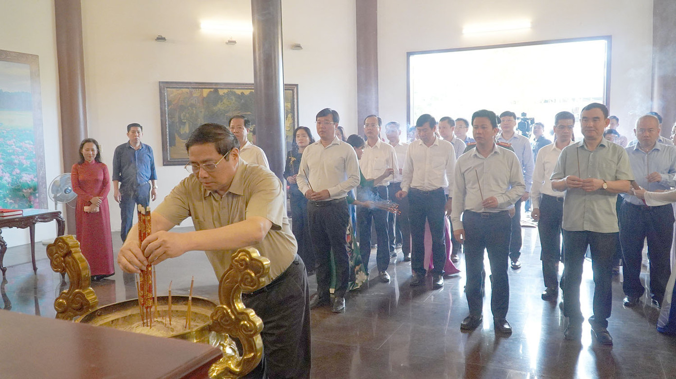 Thủ tướng Phạm Minh Chính dâng hương, viếng mộ cụ Phó bảng Nguyễn Sinh Sắc tại TP Cao Lãnh. Ảnh: PV. Thủ tướng Phạm Minh Chính dâng hương, viếng mộ cụ Phó bảng Nguyễn Sinh Sắc tại TP Cao Lãnh. Ảnh: PV.