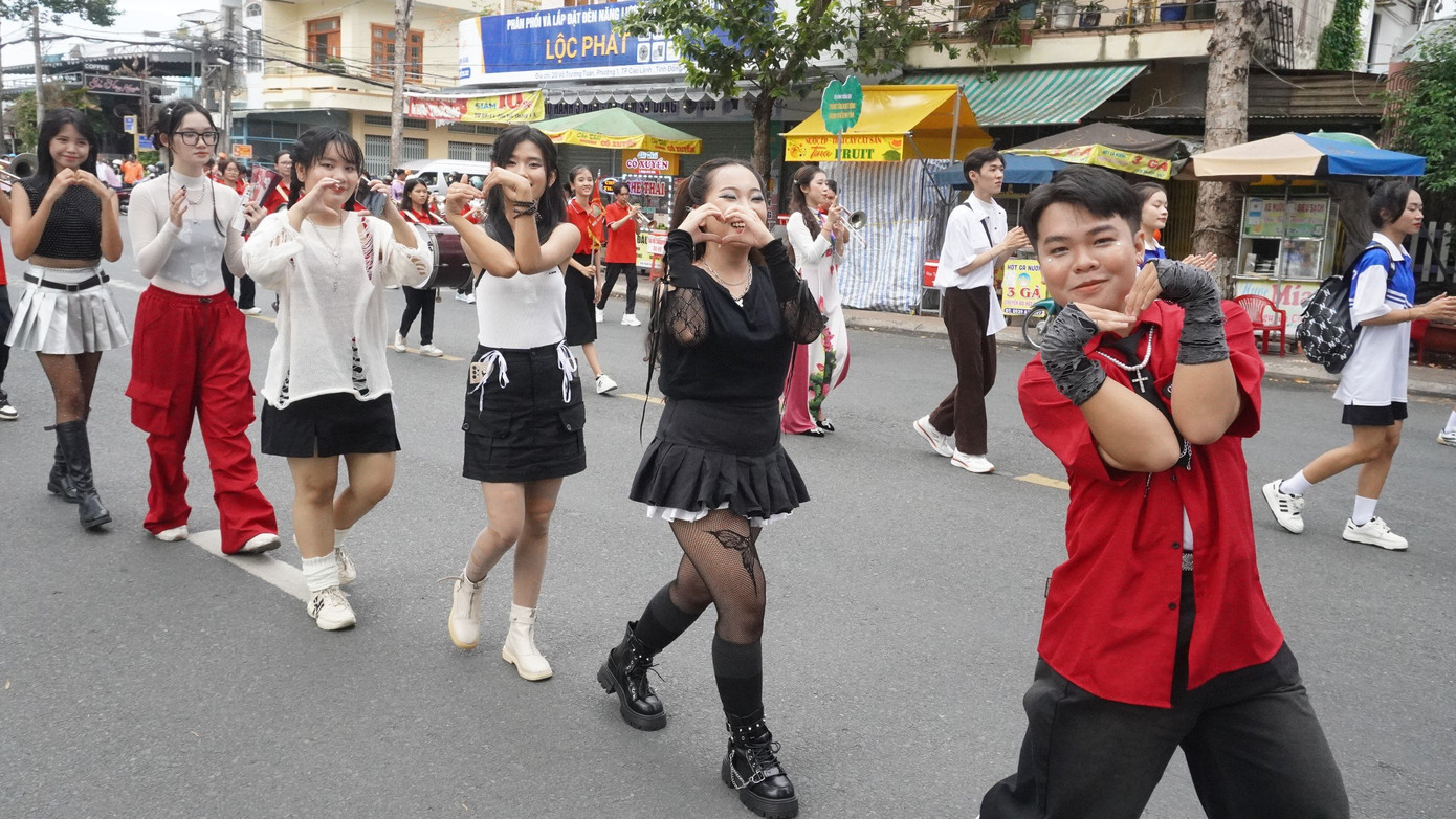 Các bạn trẻ hào hứng với lễ hội.