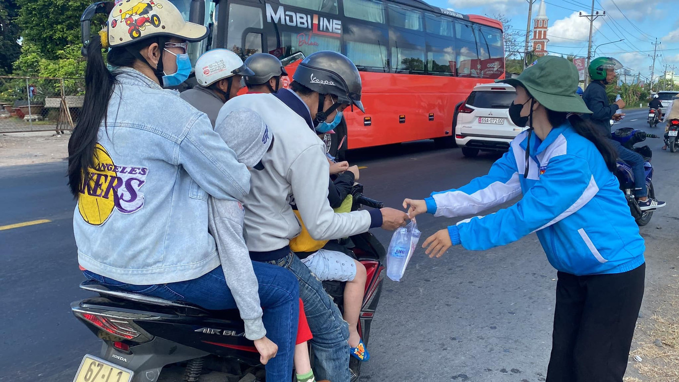 Tại TP. Sa Đéc, Châu Thành, Lai Vung, TP. Hồng Ngự, huyện Cao Lãnh, TP Cao Lãnh, Lấp Vò, Tháp Mười các bạn đoàn viên thanh niên phối hợp lực lượng công an không ngại khó khăn, vất vả giữa thời tiết nắng nóng phát trên 100.000 chai nước suối và khăn lạnh cho người dân di chuyển trên các tuyến đường.