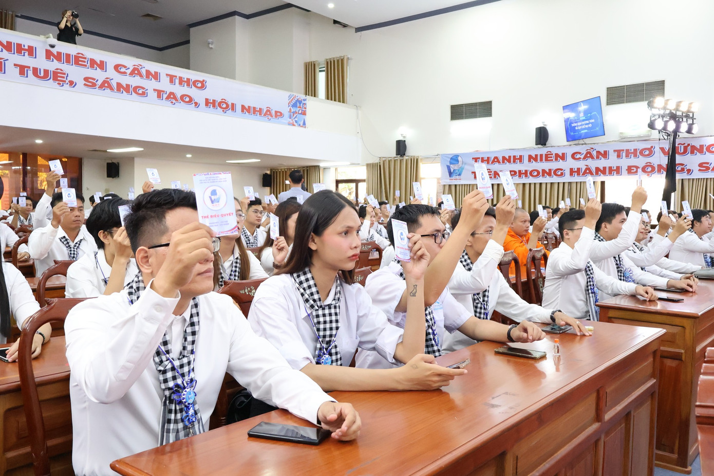 Đại biểu tham gia biểu quyết.