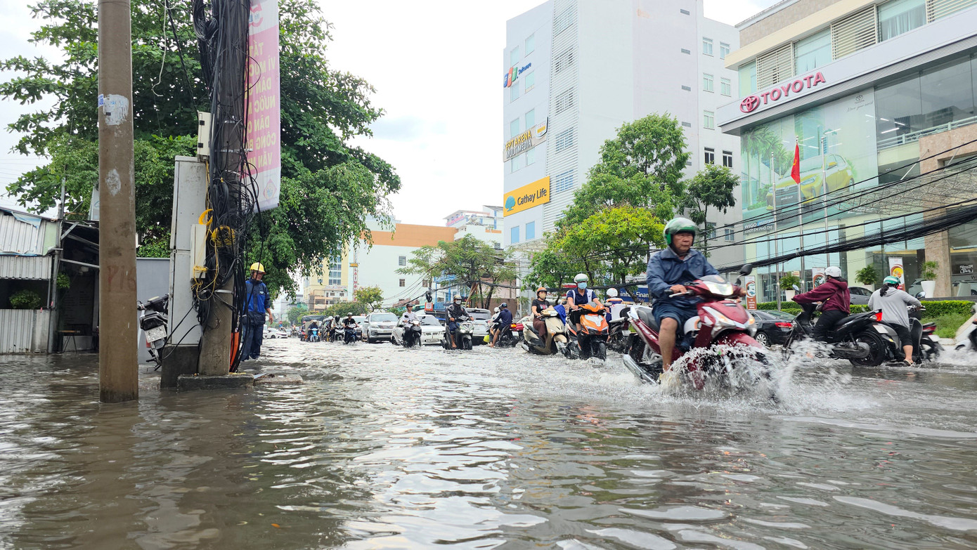 Tuyến đường Cách mạng Tháng 8 chìm trong nước. Ảnh: M Trung.