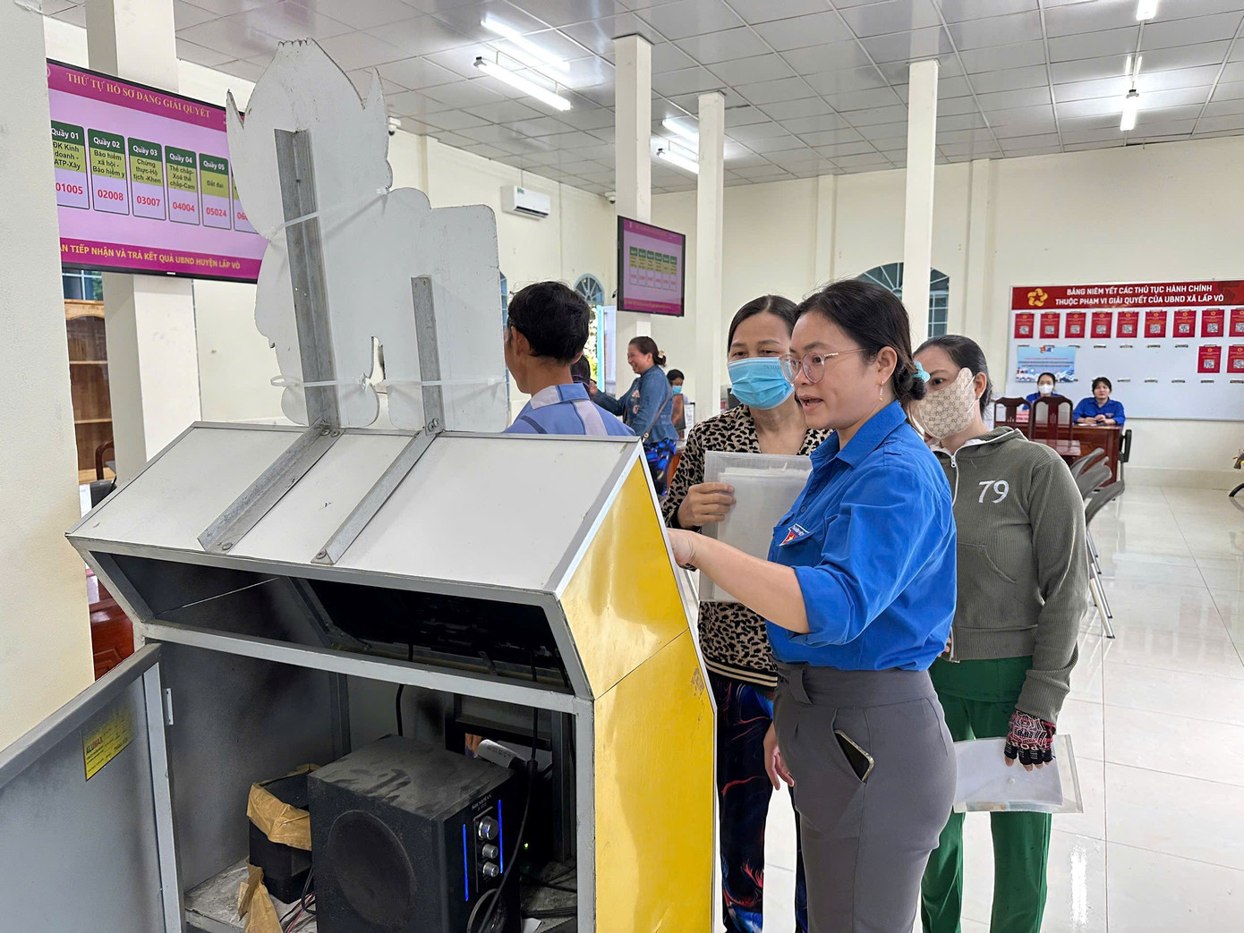 Với tinh thần “Thanh niên tiên phong – sẵn sàng hành động”, xã đoàn Lấp Vò (tỉnh Đồng Tháp) tổ chức thành 2 đội tình nguyện, một nhóm trực tiếp hỗ trợ, hướng dẫn người dân thao tác các thủ tục hành chính tại Trung tâm phục vụ hành chính công xã; nhóm còn lại ra quân tuyên truyền lưu động tại các khu chợ, phát tờ rơi giúp người dân hiểu, nắm rõ và khuyến khích người dân sử dụng các dịch vụ công trực tuyến. Ảnh: Hòa Hội