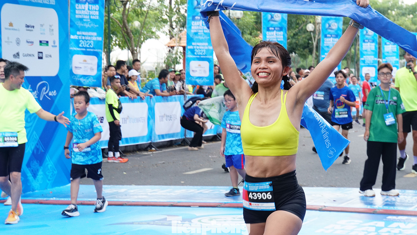 Vận động viên Quách Thị Bích Thùy đăng quang cự ly 42 km. Ảnh: Hòa Hội