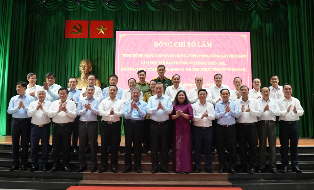 Tổng Bí thư Tô Lâm chụp ảnh cùng lãnh đạo 3 tỉnh Bến Tre, Trà Vinh và Vĩnh Long. (Ảnh: Phương Thảo)