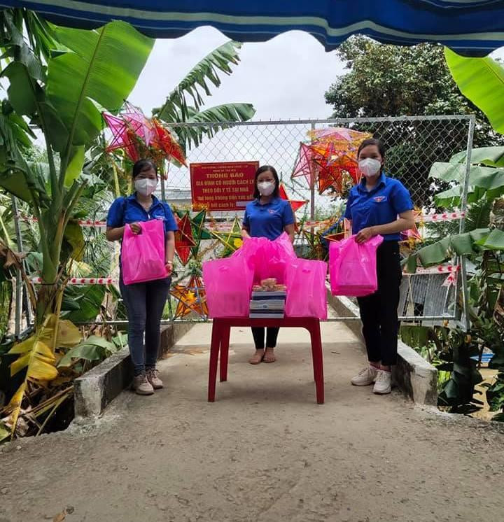 Tặng quà cho thiếu nhi khu vực phong tỏa