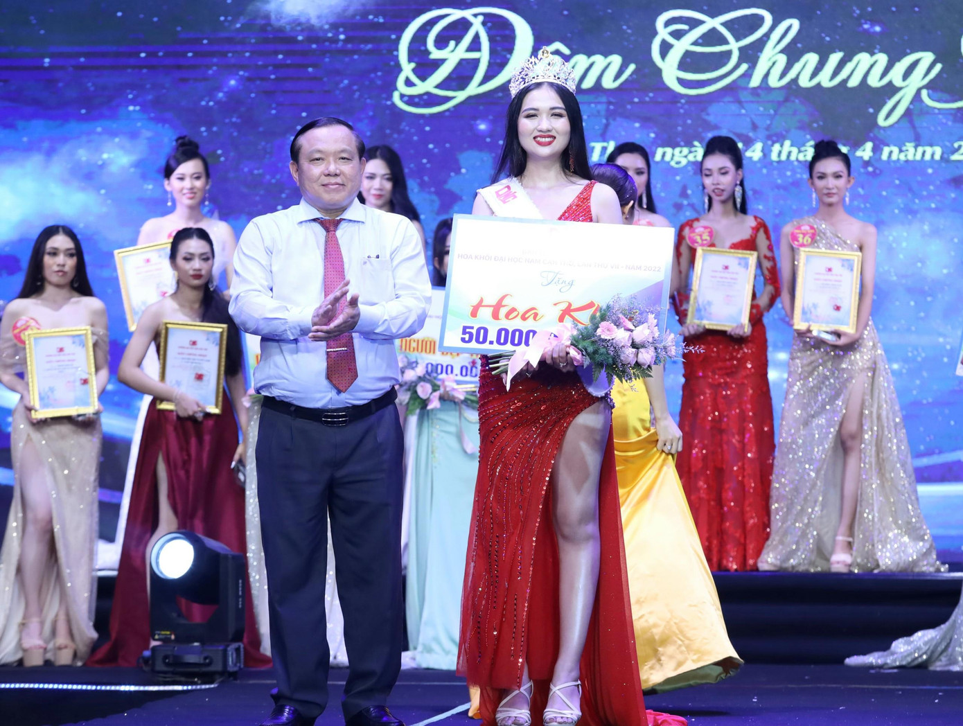 Thí sinh Nguyễn Thị Thu Ngân xuất sắc đăng quang Hoa khôi cuộc thi Thí sinh Nguyễn Thị Thu Ngân xuất sắc đăng quang Hoa khôi cuộc thi