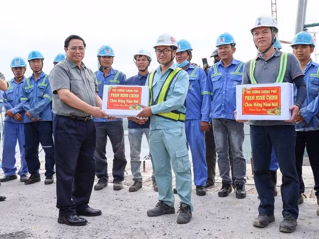 Thủ tướng Phạm Minh Chính tặng quà, động viên kỹ sư, công nhân trên công trường cầu Mỹ Thuận 2 (Ảnh: VGP). Thủ tướng Phạm Minh Chính tặng quà, động viên kỹ sư, công nhân trên công trường cầu Mỹ Thuận 2 (Ảnh: VGP).