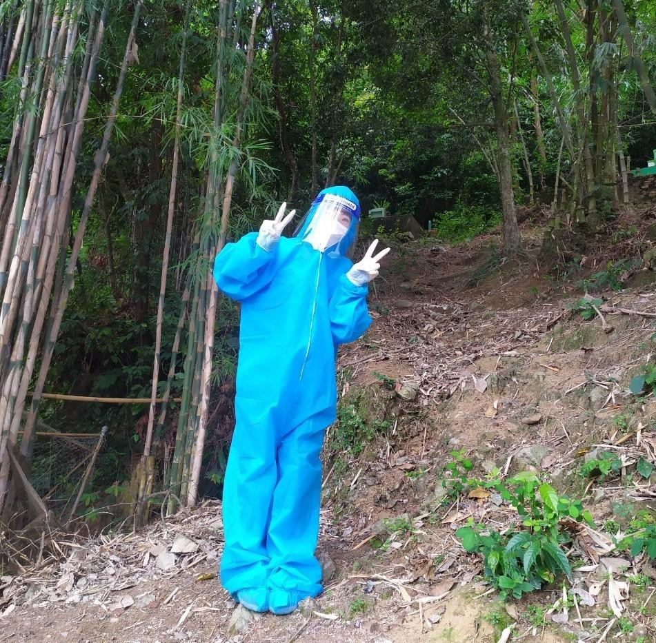 Phùng Thị Khánh Nguyên tham gia chống dịch tại TP Hà Tiên, tỉnh Kiên Giang. - Ảnh: NVCC