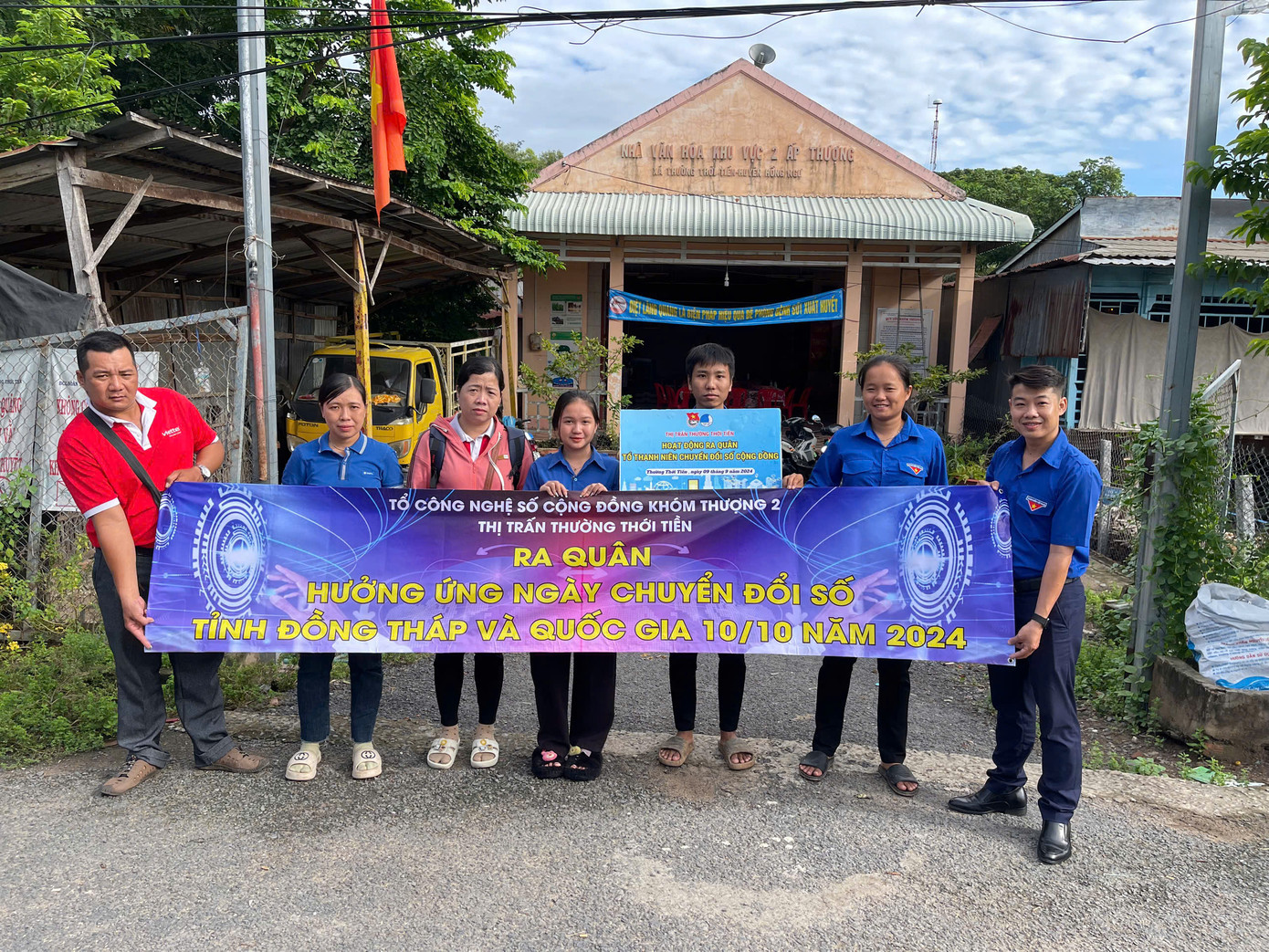 Tổ công nghệ số khóm Thượng 2, thị trấn Thường Thới Tiền (Hồng Ngự) hưởng ứng ngày chuyển đổi số.