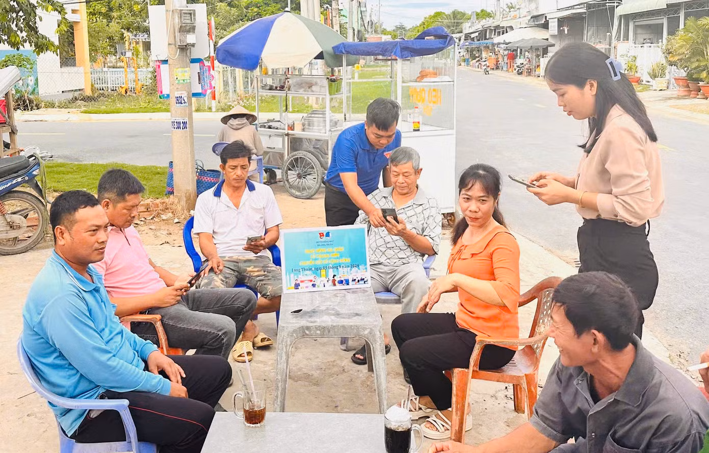 Đoàn viên thanh niên hỗ trợ người dân cài app e-Dongthap.