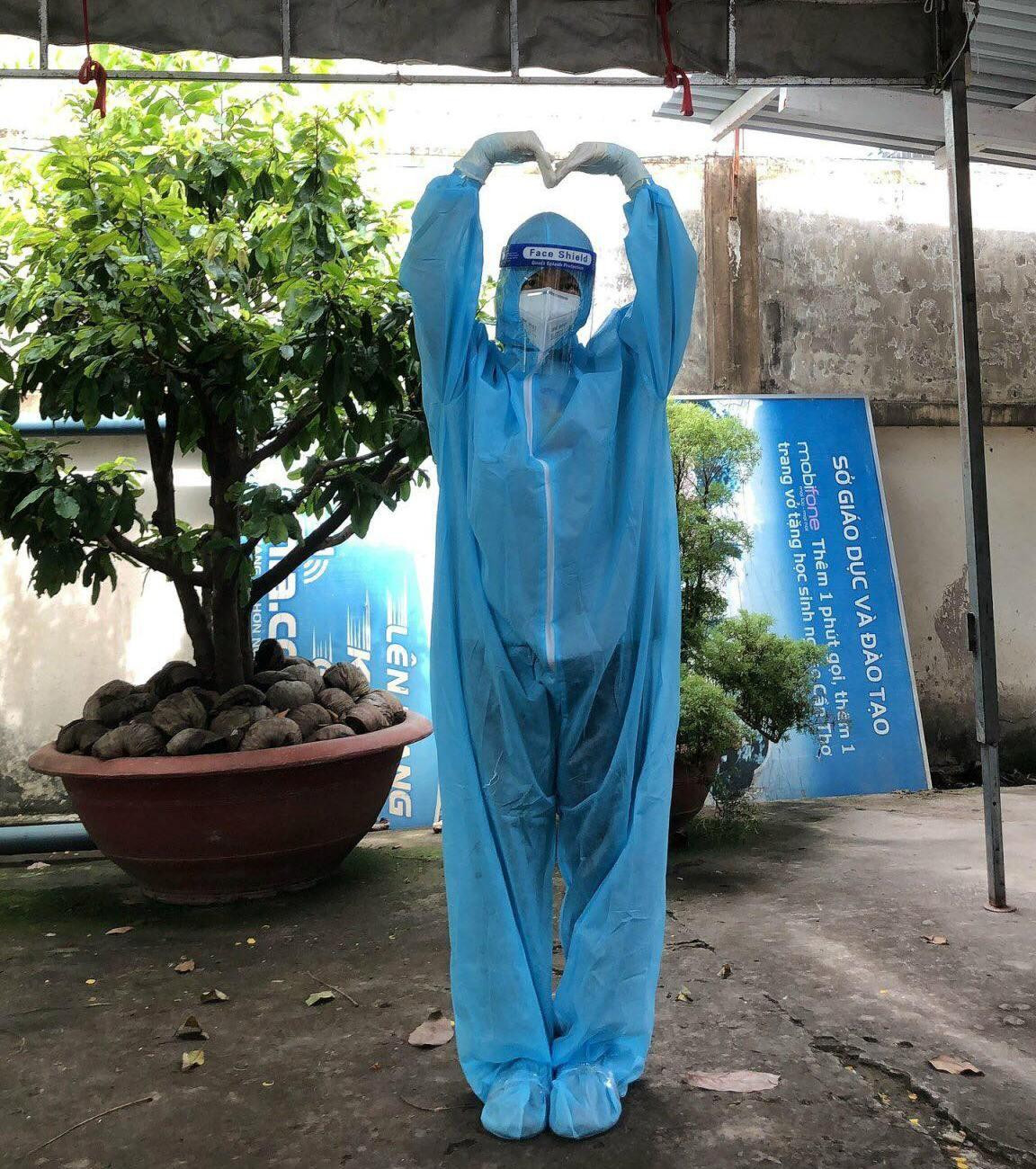 Hướng dẫn viên du lịch Lê Tuyền Trâm xung phong vào tâm dịch. - Ảnh: NVCC