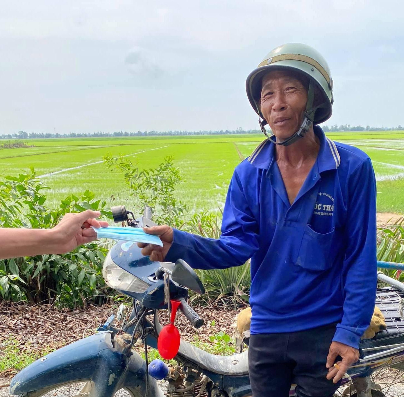Tặng khẩu trang cho người dân