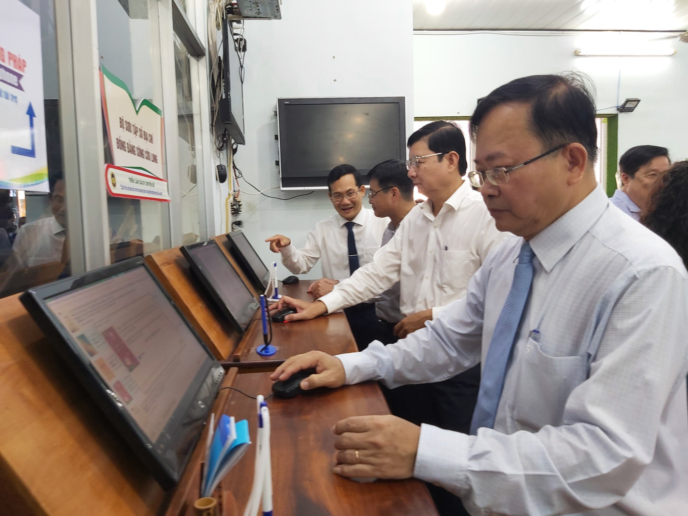 Đại biểu tham khảo sách điện tử.