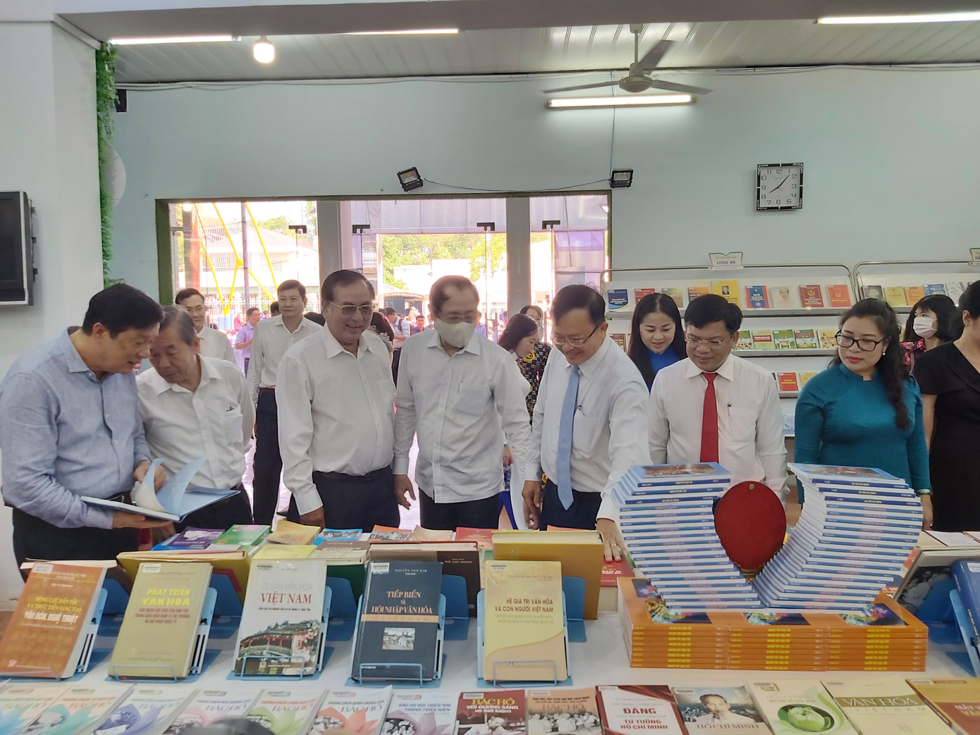 Lãnh đạo thành phố Cần Thơ tham quan trưng bày sách tại Thư viện Cần Thơ. Ảnh: An Bình.