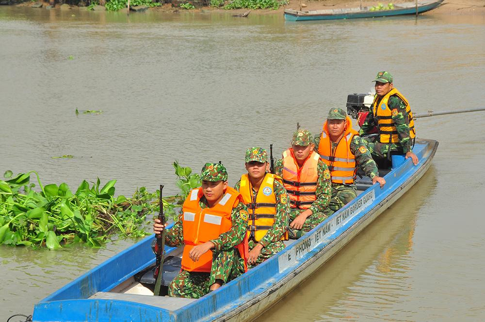 Các chiến sỹ biên phòng tuần tra, kiểm soát trên sông ở biên giới. - Ảnh: Hòa Hội Các chiến sỹ biên phòng tuần tra, kiểm soát trên sông ở biên giới. - Ảnh: Hòa Hội