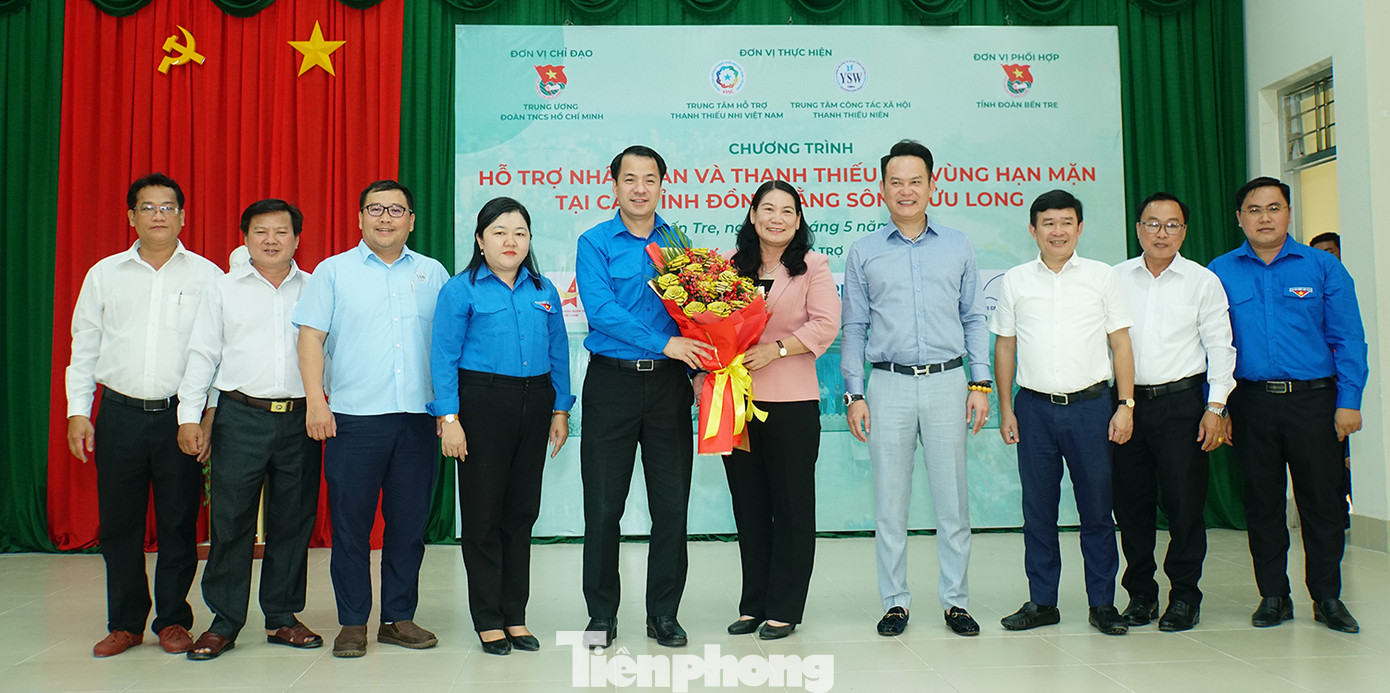 Phó chủ tịch UBND tỉnh Bến Tre Nguyễn Thị Bé Mười tặng hoa tri ân các đơn vị. Ảnh: Hòa Hội Phó chủ tịch UBND tỉnh Bến Tre Nguyễn Thị Bé Mười tặng hoa tri ân các đơn vị. Ảnh: Hòa Hội