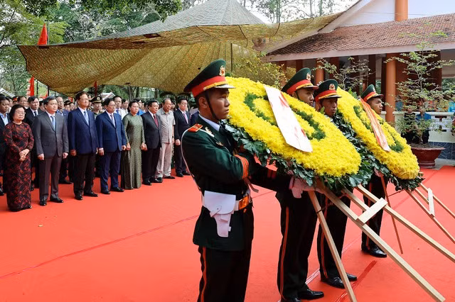 Thủ tướng Phạm Minh Chính dẫn đầu đoàn đại biểu dâng hương, dâng hoa tưởng niệm tại đền thờ đồng chí Huỳnh Tấn Phát tại huyện Bình Đại, tỉnh Bến Tre.