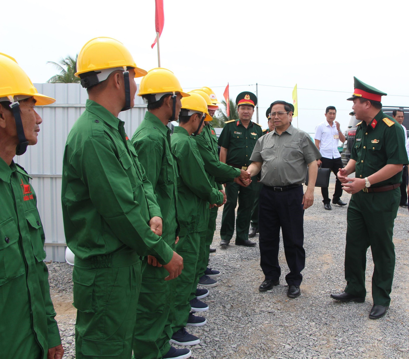 Thủ tướng Phạm Minh Chính thăm hỏi công nhân tại công trường dự án Cần Thơ - Hậu Giang.