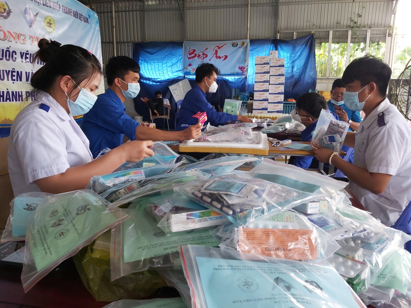 Tình nguyện viên phân loại thuốc để trao tặng cho người dân dân. - Ảnh: Hòa Hội