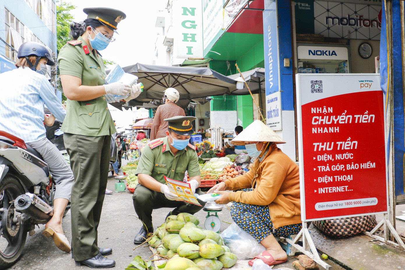 Còn ngày hôm qua (7/5), cán bộ, chiến sĩ Công an TP Cần Thơ đã tuyên truyền, thông tin cho các tiểu thương, người dân tại khu vực Chợ Xuân Khánh, quận Ninh Kiều về công tác phòng, chống dịch COVID-19. Đồng thời, tuyên truyền bà con khi đi ra khỏi nhà phải đeo khẩu trang, hạn chế tập trung đông người, giữ khoảng cách nơi công cộng.