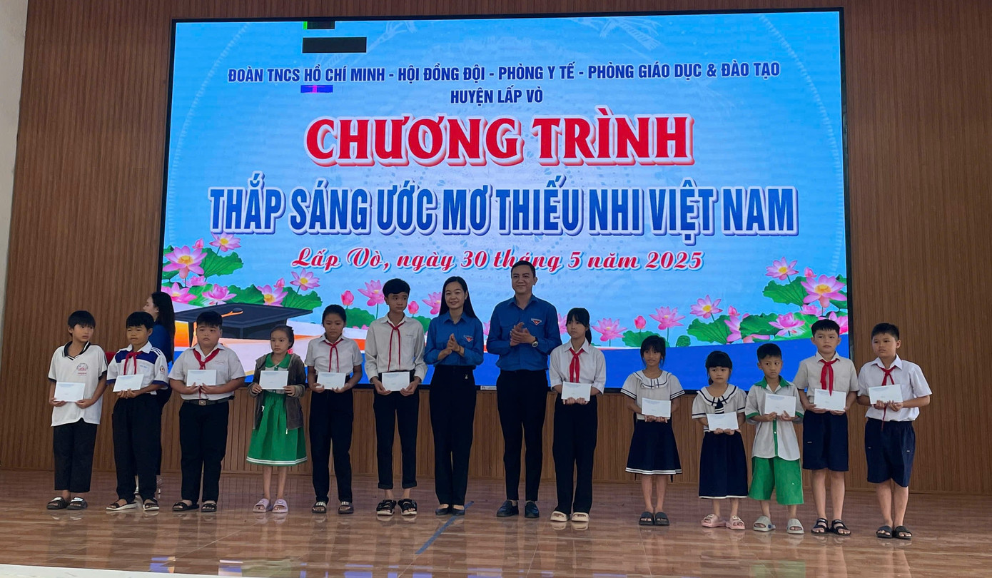 Tỉnh Đoàn Đồng Tháp tặng quà cho thiếu nhi.